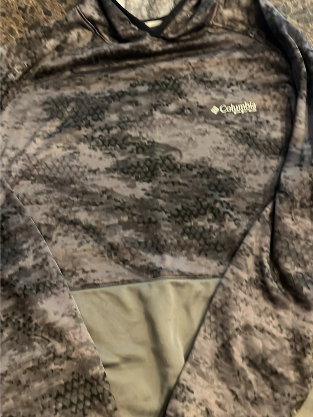 Columbia Men’s Long Sleeve Camo Performance Shirt in Gray and Black
